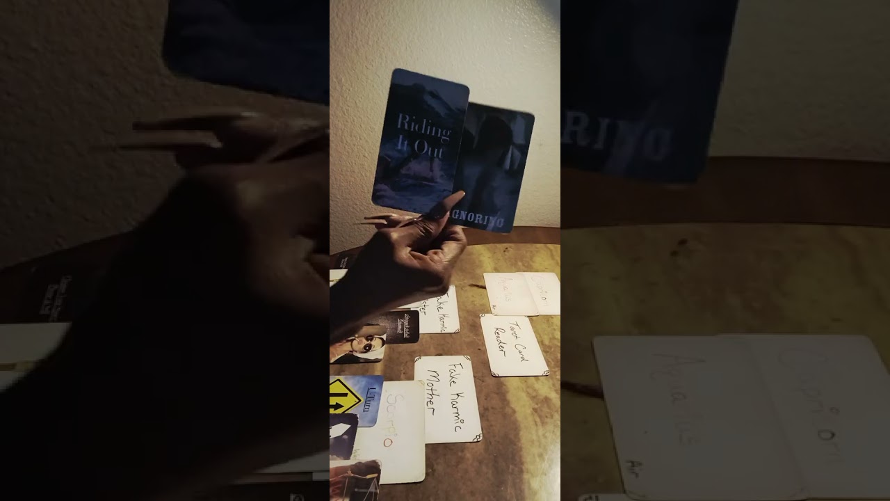 Приходит, что кармическая мать/сестра делает расклад на Таро с черными картами. Работа против мош...