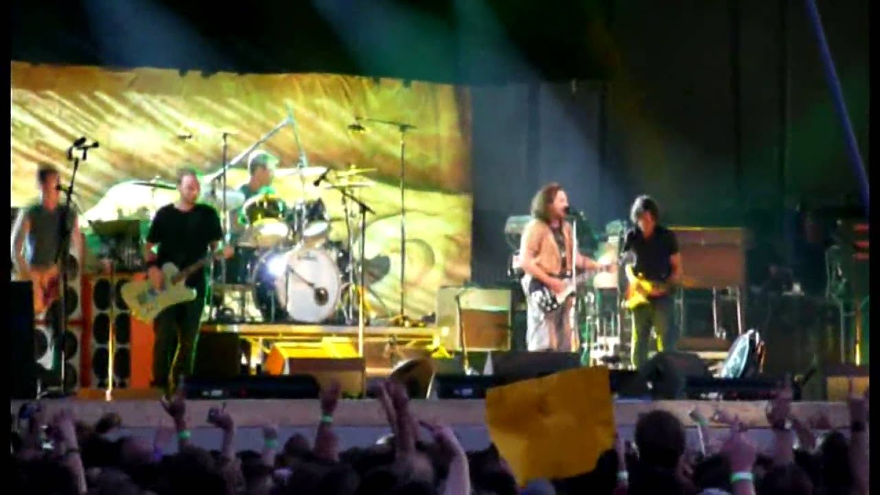 4.) Corduroy (Pearl Jam, Berlin 2009) YouTube