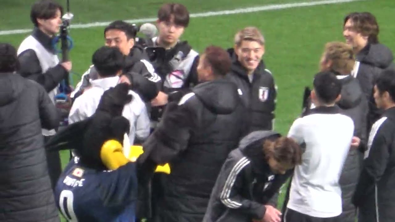 W杯】長友佑都と久保建英が試合後のピッチで戯れる 長谷部誠が