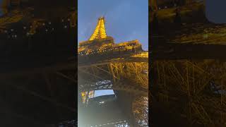 Франция 🇫🇷 Париж. Эйфелевая башня. Вид с подножья .