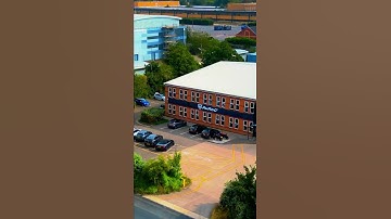 Wat gebeurt er ECHT in een helmenfabriek?