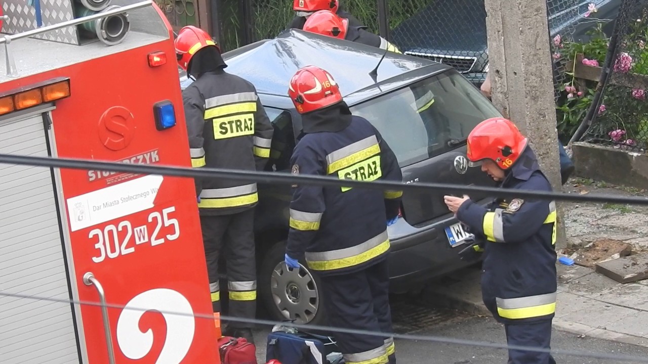 Akcja ratunkowa dwóch osób z auta Volkswagen w Warszawie na Plutonu AK 