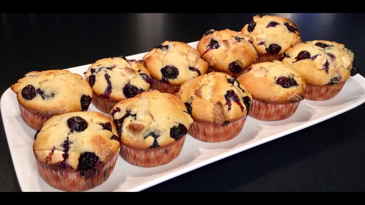 LES MUFFINS AUX MYRTILLES ET AU CHOCOLAT BLANC AMANDES