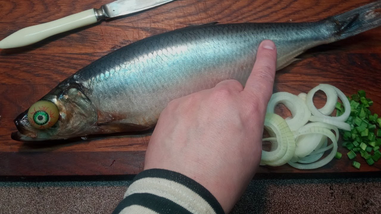 Подводник показал способ как почистить селедку от костей Разделал тысячи рыб, но этот способ не знал