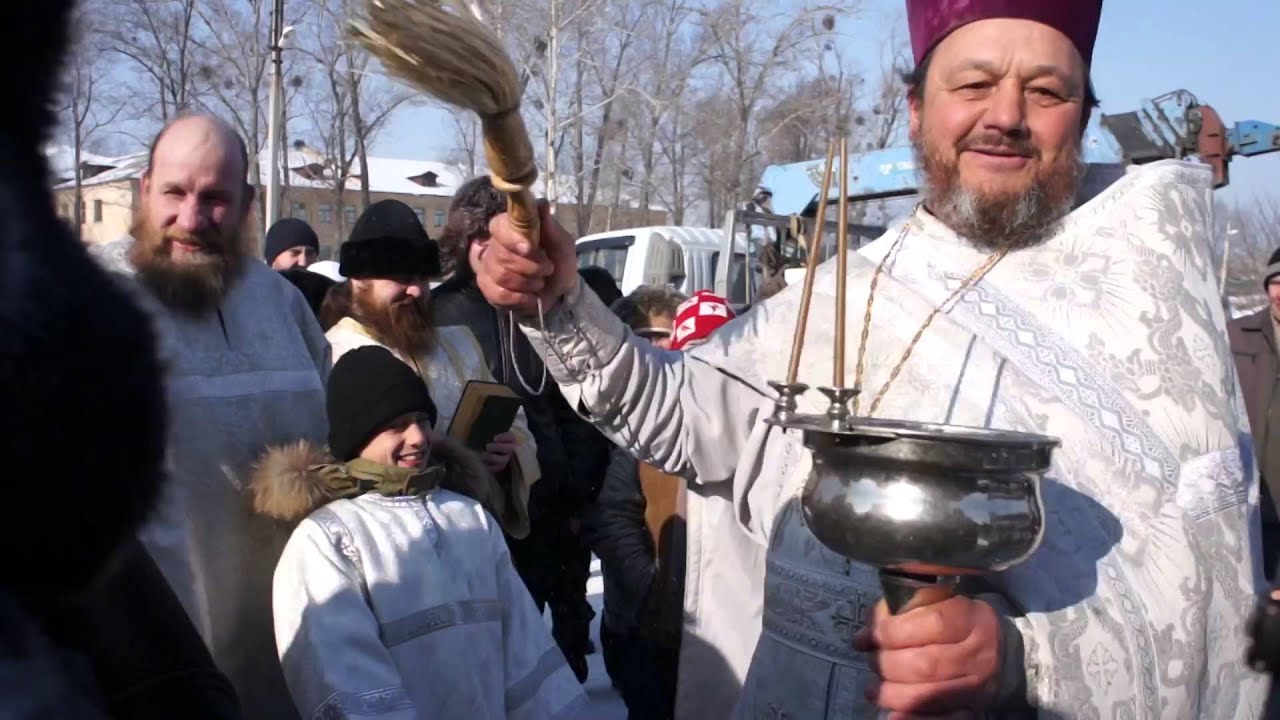 Окропление святой водой. Священник окрапит водой. Священник с кропилом. Батюшка с кропилом. Окропление Святой водой в храме.