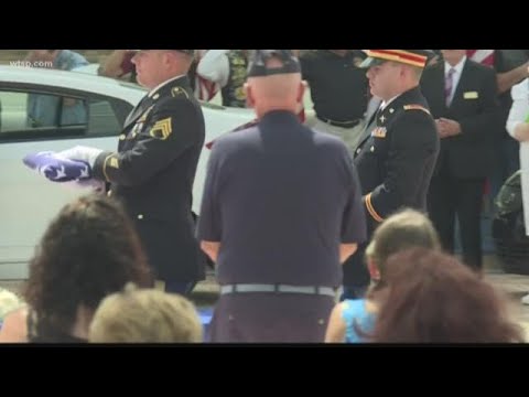 Thousands of people gather for funeral of veteran without family