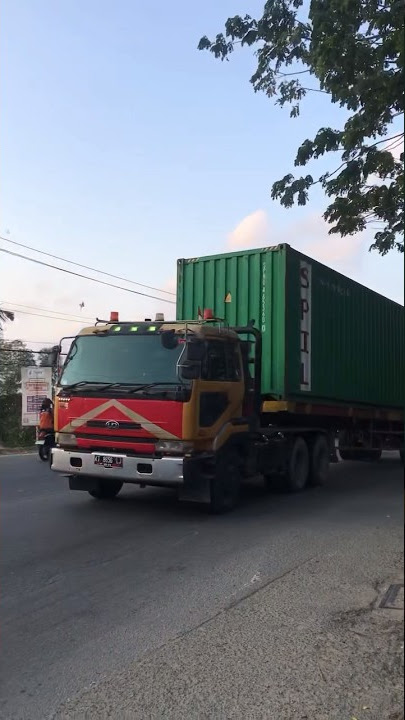 Awas !! Muatan berat container 40 feet 🚛🚛 #truck #container #udtrucks #shorts #viral #fyp #video