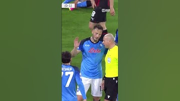 Wacht... wat!? VAR!? 🤷‍♂️ #ZiggoSport #UCL #NAPMIL #Napoli #ACMilan #ChampionsLeague #Leao #shorts