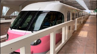 舞浜ディズニーリゾートライン100形2編成（Type C・ピンク）がリゾートゲートウェイ・ステーション駅を発車するシーン（2022.8.13）