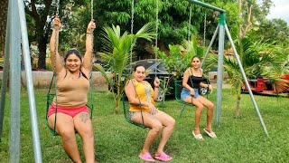 -Las Chicas Recuerdan Su Infanciaen Este Bonito Lugar