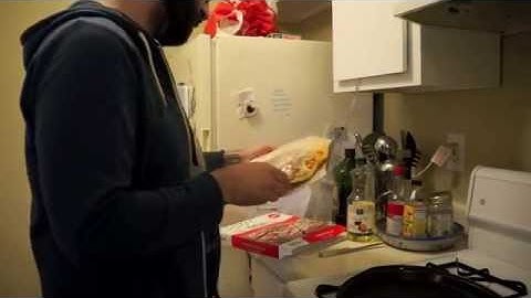 Eating & Reading Episode 3: Vegan Pizza and Slagdrop Presents America