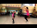 Madre e hija bailando