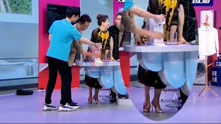Chinese host Li wen jing High-heeled shoes stand tired and take off shoes