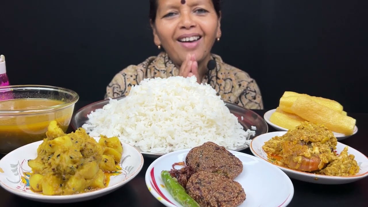 BIGBITES, EATING RICE WITH POSTO BORA, DAL, ALUPOSTO, GOLDA CHINGRI।।
