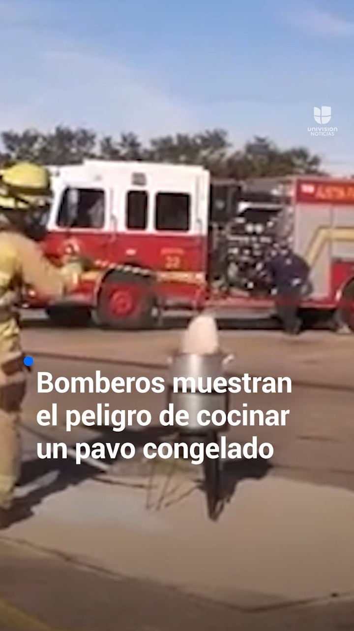 Bomberos muestran los peligros de cocinar un pavo congelado