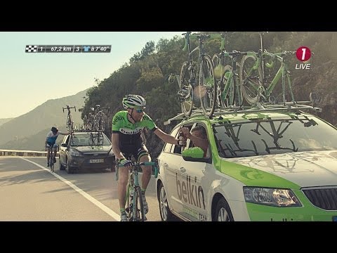 Laurens ten Dam geeft een rondje voor het peloton.