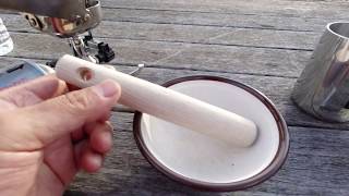 野外でコーヒーでも入れてみるか。　100均のすり鉢でコーヒー豆を挽く