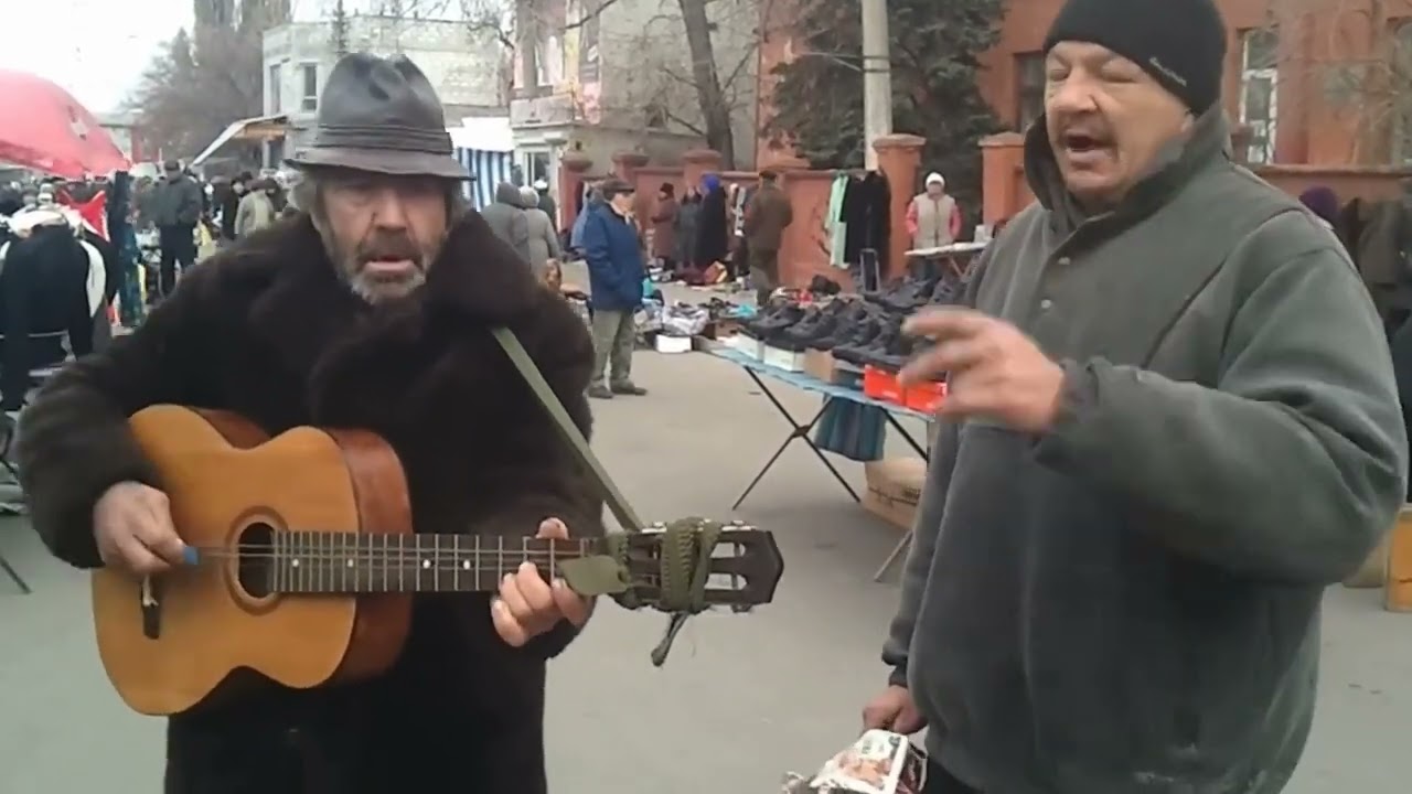 Бомж гитарист. Запахло весной бутырка. Бомж с гитарой. Запахло весной бутырка фото. Уличный музыкант в Лондоне похож на бомжа.