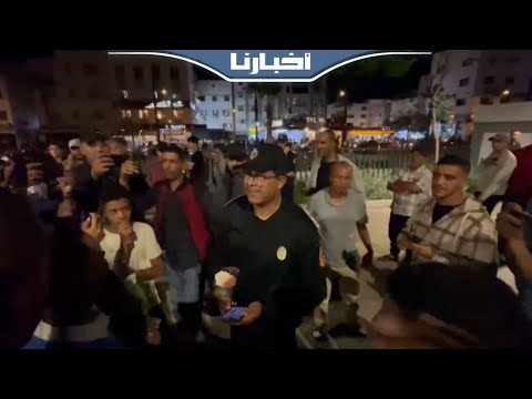 جيل زد بالبرنوصي يقدم الورد لرجال الأمن ويقبل رؤسهم فيكم خوتنا ووالدينا وحنا تندافعو عليكم