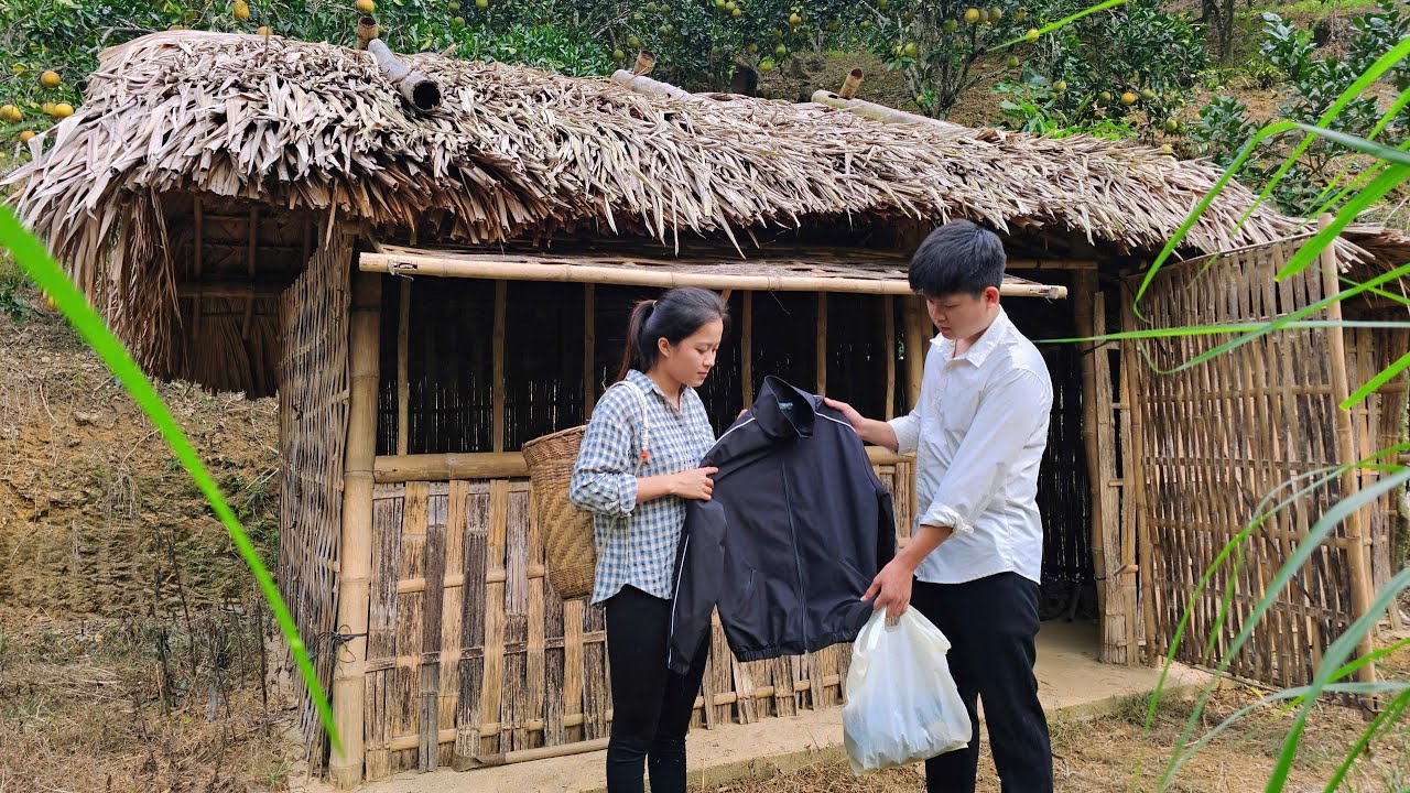 Молодая девушка рада получить небольшой подарок от доброго молодого генерального директора