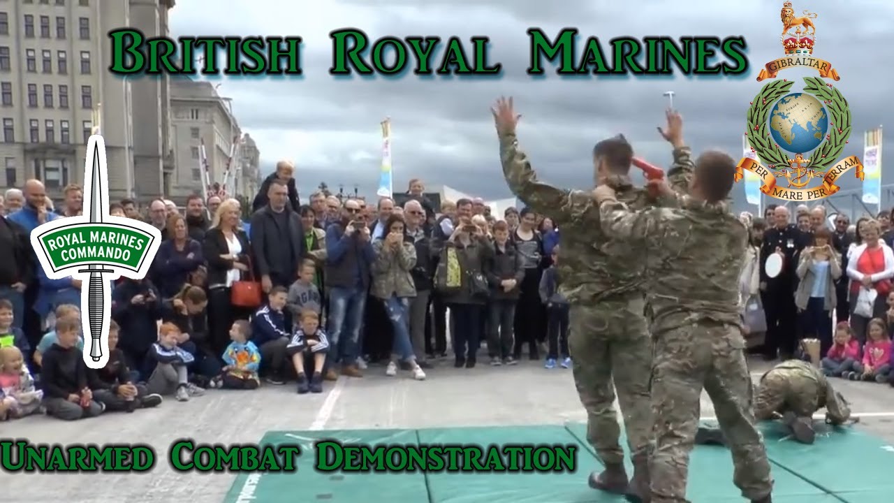 Демонстрация рукопашного боя Королевской морской пехоты.
