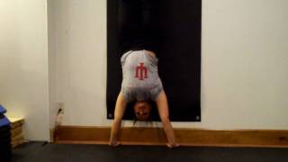 ANNIE KICKS UP INTO HANDSTAND AT CROSSFITBLOOMINGTON screenshot 3