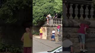ТРЕШ СОЧИ 😂 ЛЮДИ ЛЕЗУТ ЧЕРЕЗ КОЛЮЧИЙ ЗАБОР В САНАТОРИЙ ОРДЖОНИКИДЗЕ #сочи #орджоникидзе #shorts