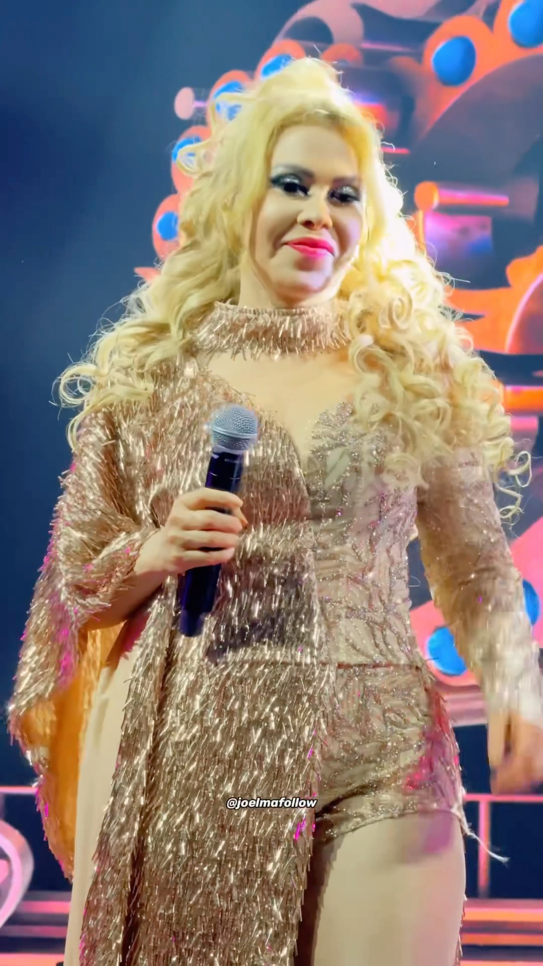 Joelma usa vestido luxuoso e canta Deixa eu Sonhar