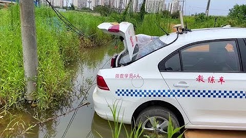 Female students accidentally dropped both rear wheels into the ditch when they reversed the car