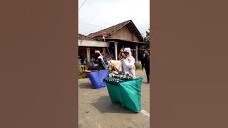 sajadah terbang. karnaval unik. lucu.  pak yai terbang