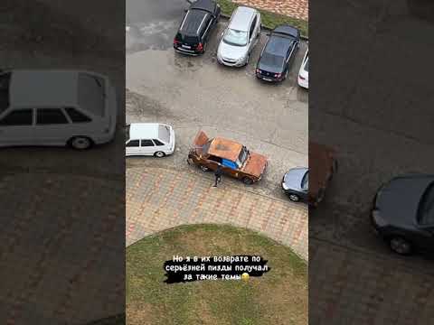 Юра Волков кидает яйца в школьников