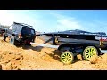 RC Car Jeep Cherokee тащит по песку катер на прицепе к воде