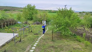 Сею-сею-засеваю, Любашин мир преображаю. Обломали виноград, опрыскали деревья и залило нас дождём.