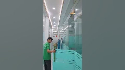 Bàn giao công trình vách ngăn kính cường lực - Cửa kính bản lề hơi thủy lực