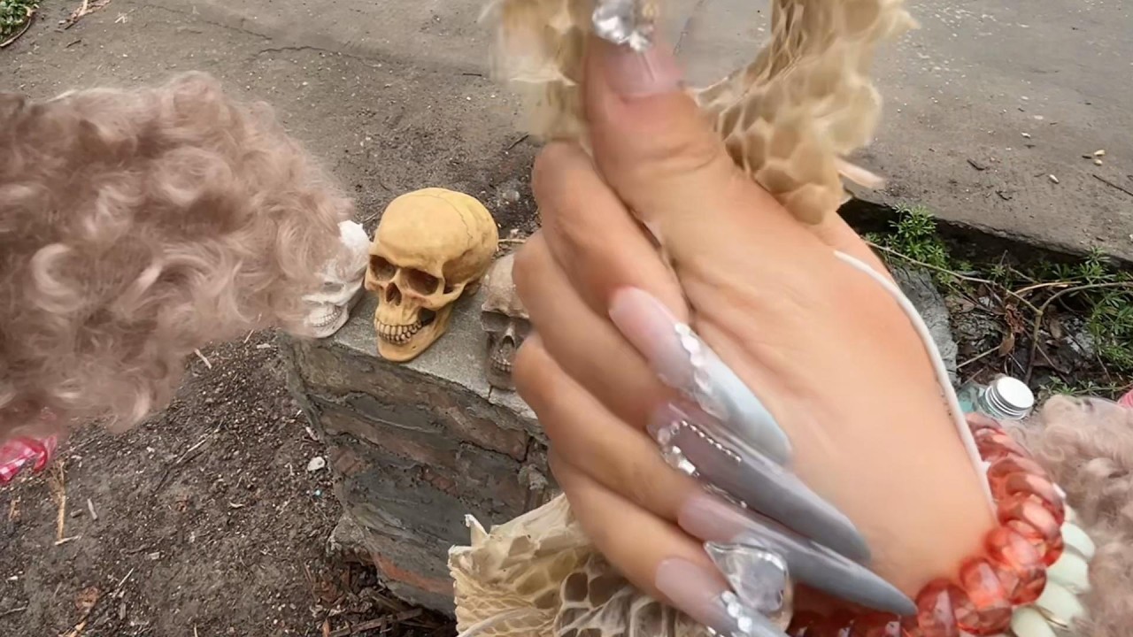 野生妹ASMR 捏蛇皮和骷髅，农村女孩胆子大