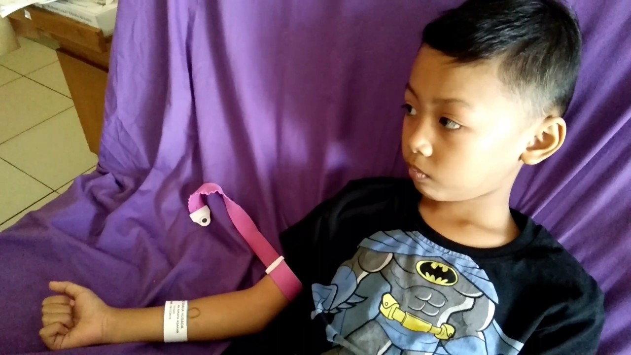 Nggak Nangis Disuntik Ambil Darah Untuk Diperiksa di Laboratorium