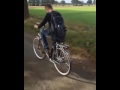 Tatta probeert wheelie op fiets barkiedingen