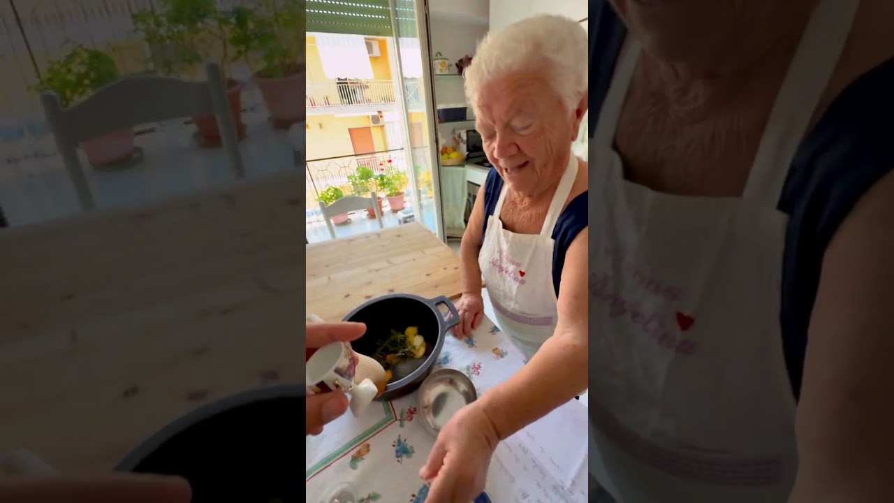 Nonna Angelina prepara gli Scauratieddi cilentani.