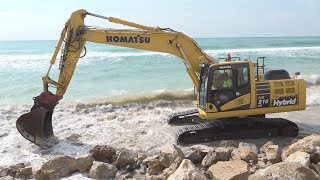 Retiren roques i blocs de ciment de la platja d'Altafulla
