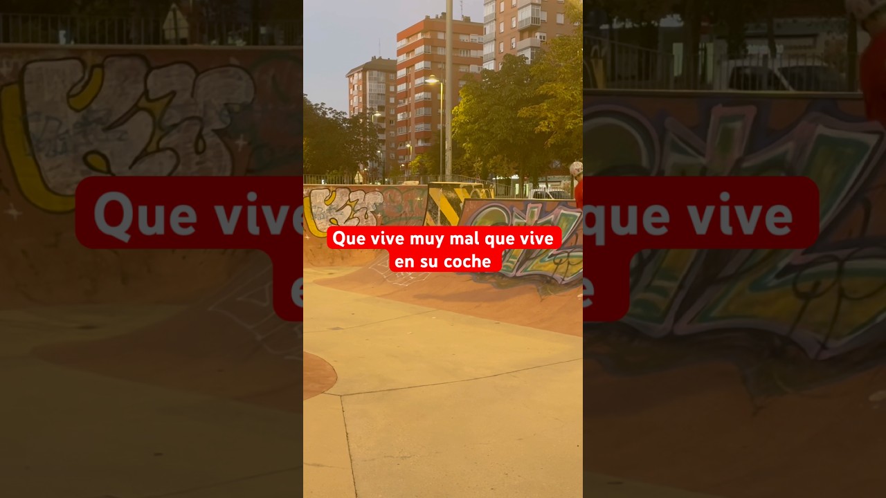 Vive muy mal vive en su coche 😂 