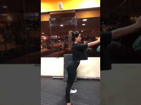 Ivana Yturbe endureciendo gluteos