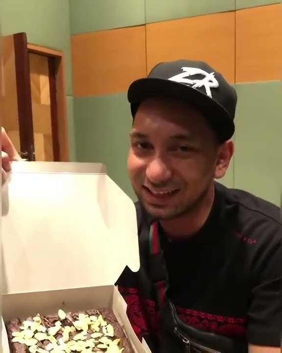 Zizan makan kek Sherry bagi   sumpah lawak gila!