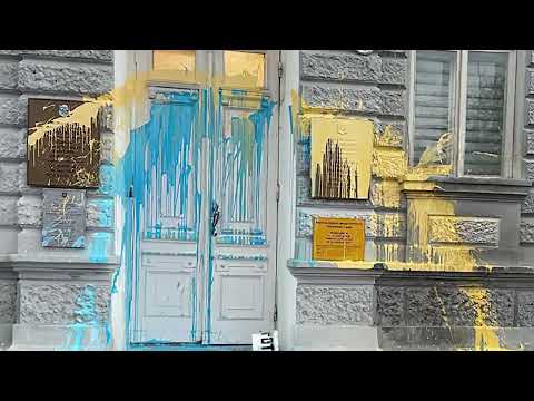 Укровандалы облили краской здание администрации Евпатории