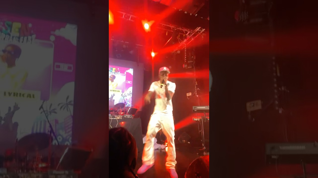 Guarda Typeshii sur scène 🐐#yessiam #viralshort #concert su YouTube Guarda Typeshii sur scène 🐐#yessiam #viralshort #concert su YouTube