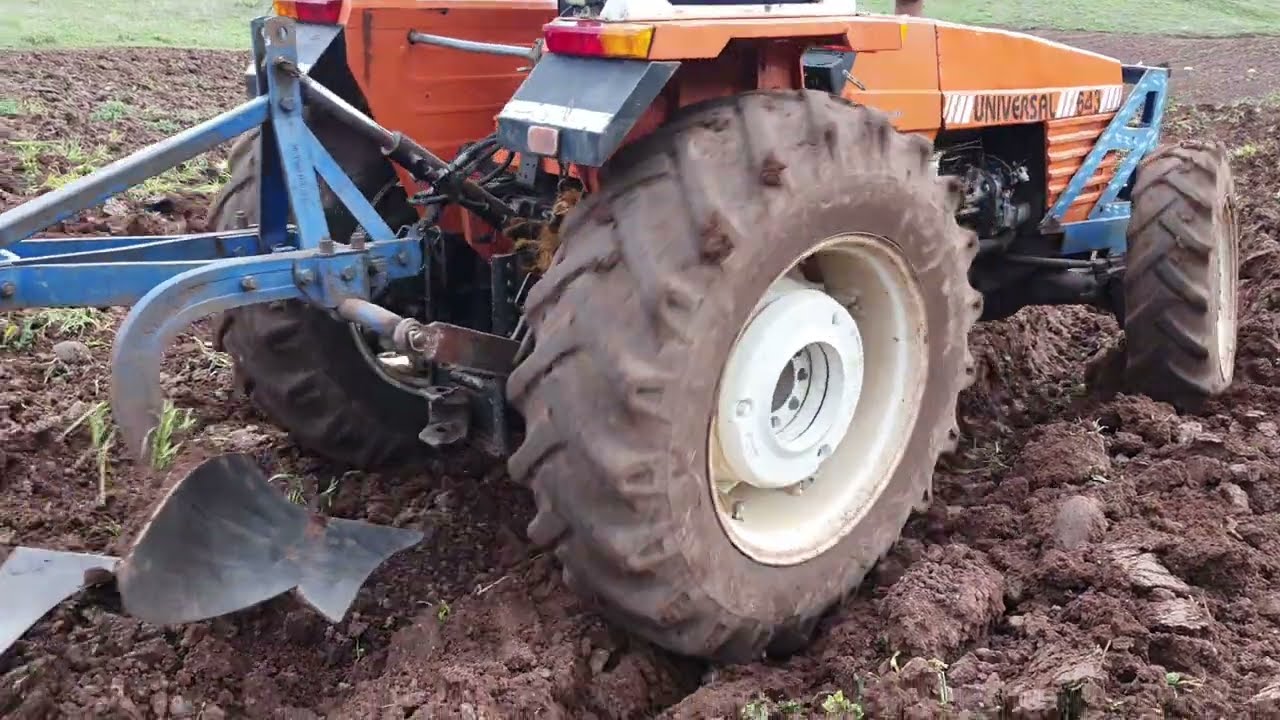 Yeni Köy Evinde üniversal Traktör Tarım Çalışmaları