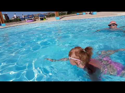 Video: „Konverzácie Pri Bazéne“: Nadežda Obolentsevová V Pletených Plavkách Si ľahla K Vode