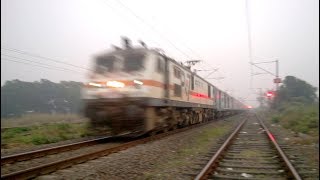 भारत की सबसे तेज़ ट्रेन MUMBAI RAJDHANI एक्सप्रेस 130 किलोमीटर प्रति घंटे की गति से गुजरती हुई