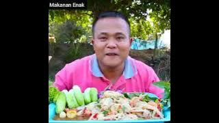 babang tampan makan babat dengan lalap