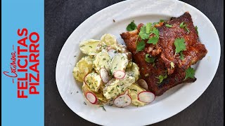 Ribs de cerdo que se salen del hueso con salsa barbacoa y ensalada de papas