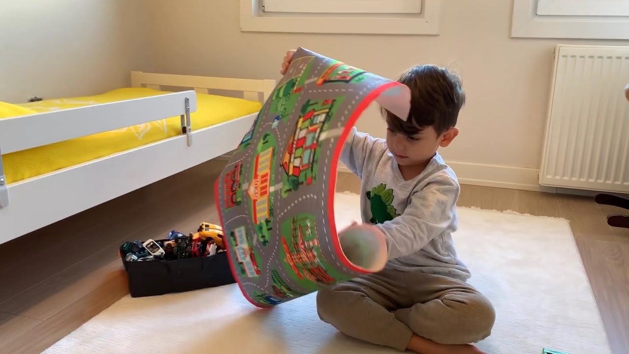 Yusuf’un yeni oyun halısında okul, itfaiye, polis, hastane, market, benzinci,pizzacı var oynuyoruz🥰